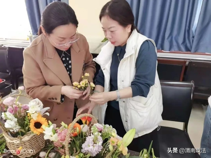 渭南市人民檢察院組織全體女干警開展花藝創(chuàng)作活動(圖)