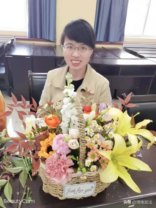 渭南市人民檢察院組織全體女干警開展花藝創(chuàng)作活動(圖)