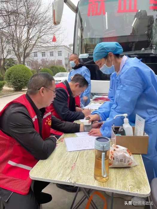 奉獻愛心傳遞溫暖 渭南市人民檢察院 干警參加無償獻血活動（圖）