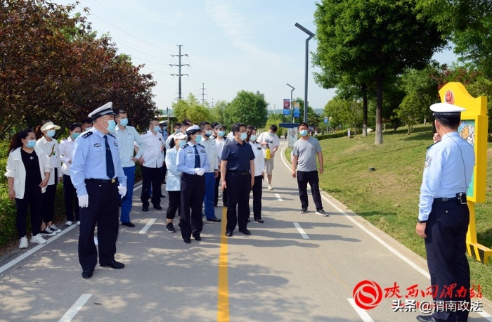 渭南公安交警美麗鄉村行交通安全巡回宣講高新站暨電影下鄉巡回播放紅星村活動成功舉辦（組圖）