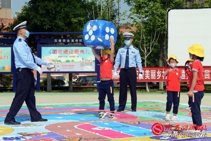 渭南公安交警美麗鄉村行交通安全巡回宣講高新站暨電影下鄉巡回播放紅星村活動成功舉辦（組圖）