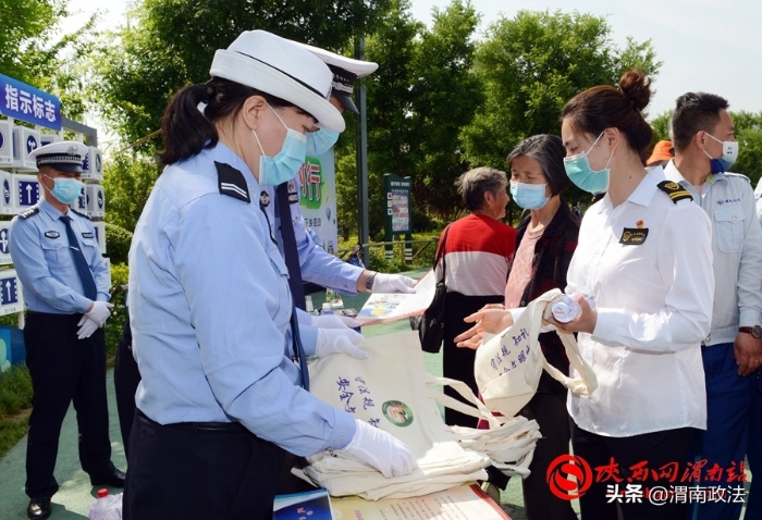 渭南公安交警美麗鄉村行交通安全巡回宣講高新站暨電影下鄉巡回播放紅星村活動成功舉辦（組圖）