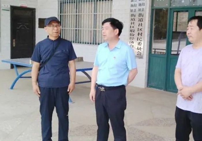 合陽檢察院黨組書記、檢察長李翔深入鄉村振興包聯新池社區慰問駐村工作隊員。