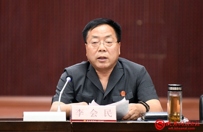7渭南中院黨組成員、副院長李會民點評分管部門工作。記者 許艾學 攝