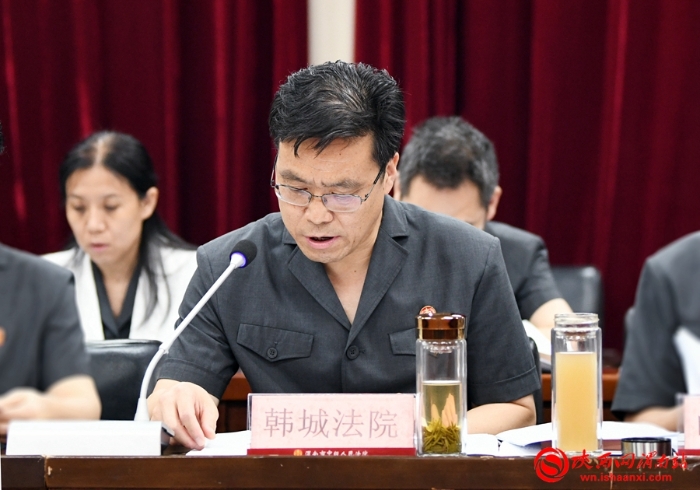 11韓城法院匯報上半年重點工作開展情況。記者 許艾學 攝
