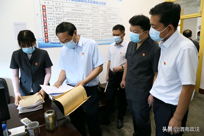7月11日，大荔縣委書記由建新深入法院和檢察院，實地調研法檢“兩院”工作開展情況。