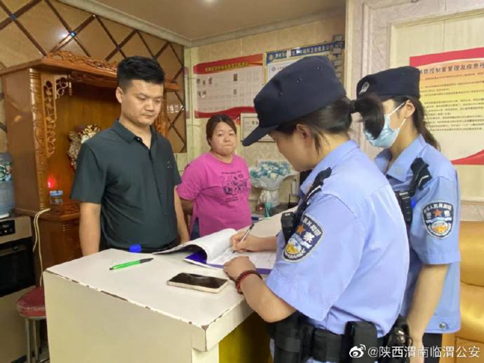 臨渭公安東風街派出所對轄區繁華路段、公共復雜場所開展拉網式排查。