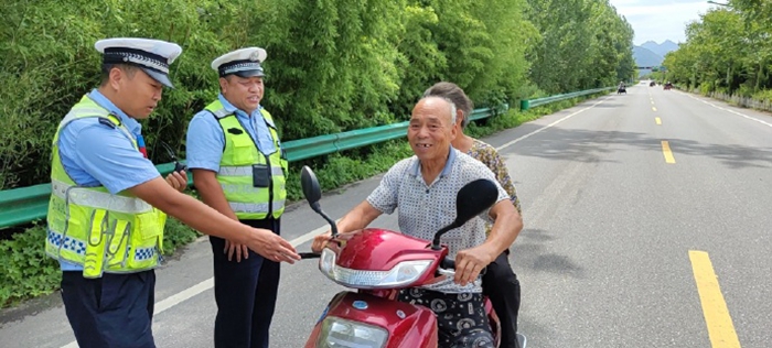 7月17日，華州交管大隊塬區中隊嚴查各類交通違法行為。
