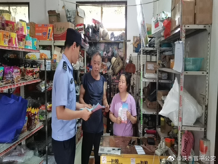 7月16日，富平公安梅家坪派出所民警到轄區物流快遞店開展禁毒宣傳及安全檢查。