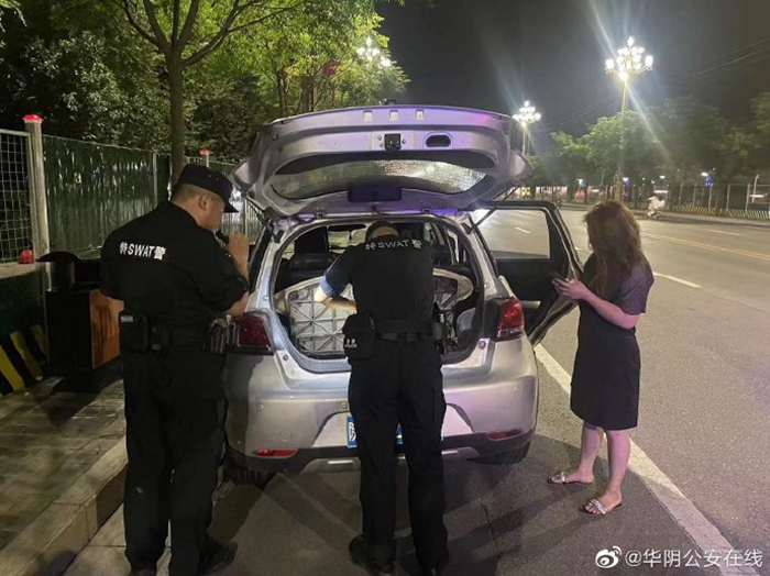 華陰公安巡特警大隊民警幫群眾更換輪胎。