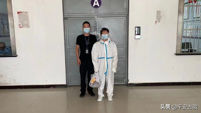 劉某對自己偷盜同學的手機的犯罪事實供認不諱，目前已被公安機關刑事拘留。