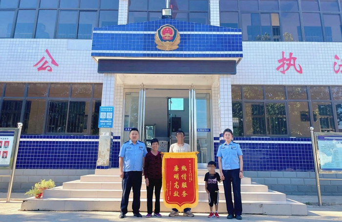 7月20日下午，華陰市一名群眾屈某攜家人來到華陰市公安局北社派出所，將一面印有“熱情服務、廉潔高明”的錦旗送到了民警手中。