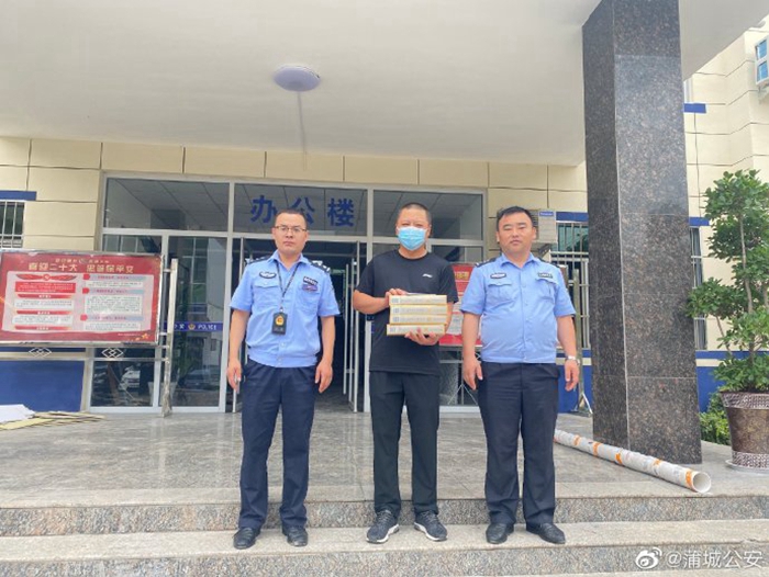 一部手機、四條香煙被盜，民警次日全部追回。