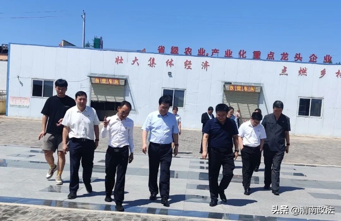 抓牢產業發展 促進鄉村振興——渭南中院黨組書記、院長賀世輝到四河村調研鄉村振興工作（圖）