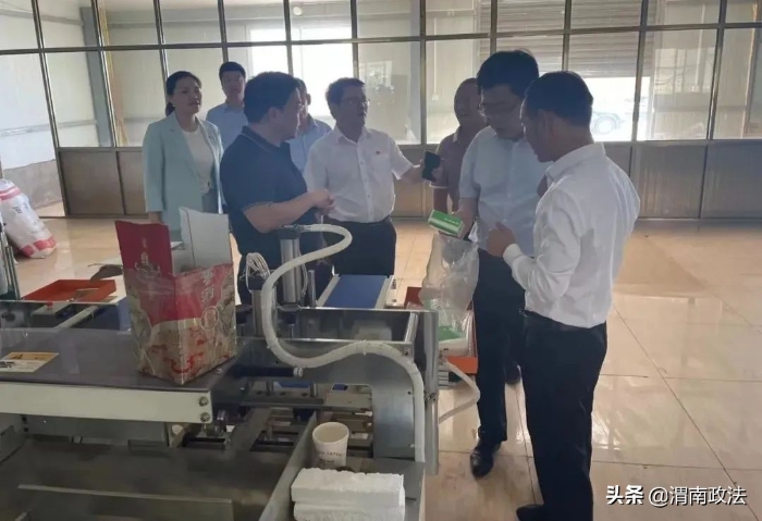 抓牢產業發展 促進鄉村振興——渭南中院黨組書記、院長賀世輝到四河村調研鄉村振興工作(圖)