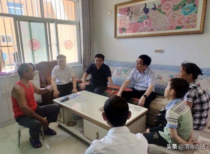 抓牢產業發展 促進鄉村振興——渭南中院黨組書記、院長賀世輝到四河村調研鄉村振興工作(圖)