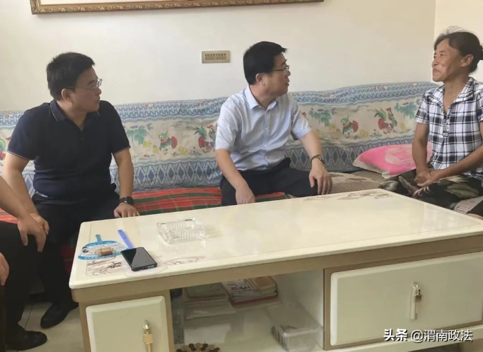 抓牢產業發展 促進鄉村振興——渭南中院黨組書記、院長賀世輝到四河村調研鄉村振興工作(圖)