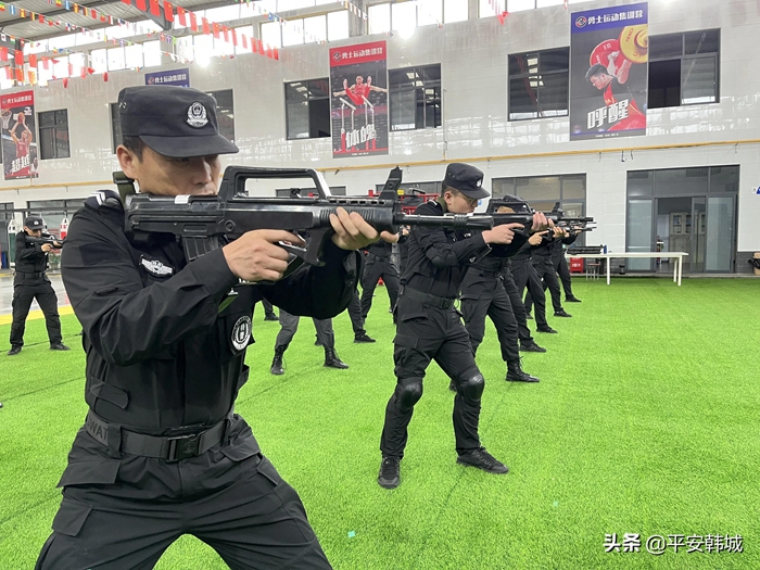 韓城巡特警開展全市巡特警跨區(qū)域拉動演練集中訓(xùn)練。