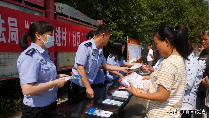 華陰市司法局開展《軍人地位和權(quán)益保障法》進社區(qū)宣傳活動。