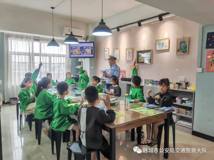韓城公安交警走進培訓(xùn)班強化交通安全宣傳。
