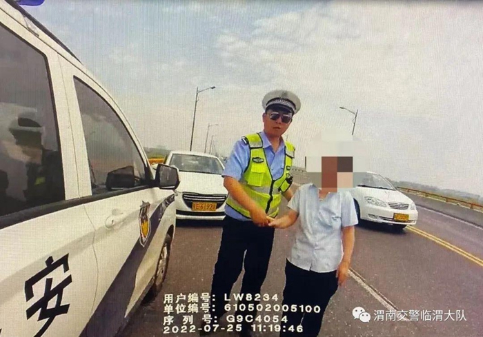 老人在渭蒲橋上欲輕生跳河，被渭南臨渭交警救下。