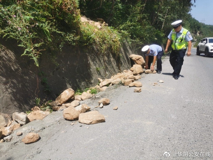 民警巡邏遇落石，及時清理除隱患。