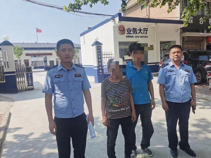 富平民警暖心救助走失老人。