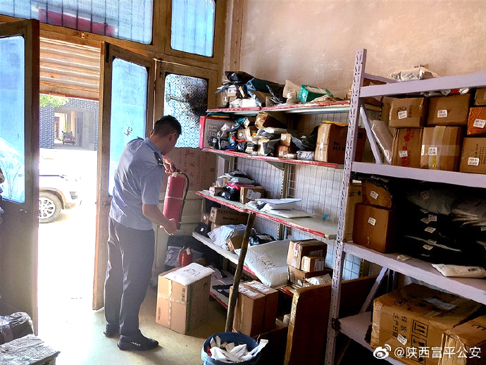 富平公安開展寄遞行業安全檢查。