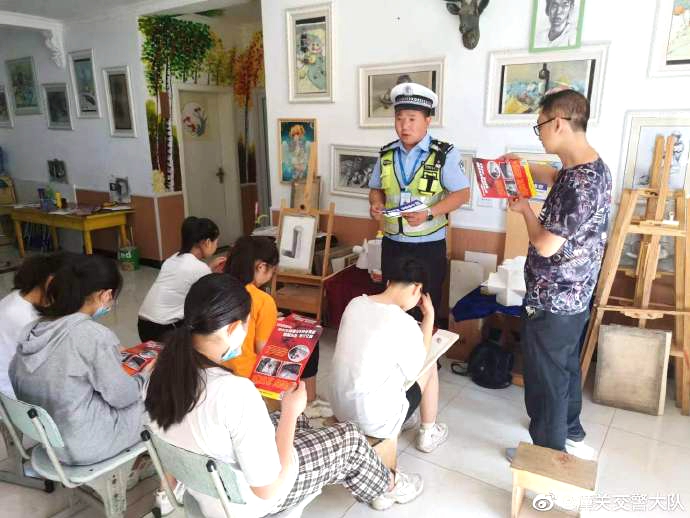 潼關潼洛交警走進暑期書畫培訓班給學生們送“安全套餐”。