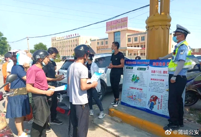 8月10日，蒲城公安交管理大隊民輔警走進社區、企業、青少年培訓中心開展交通安全宣傳活動。