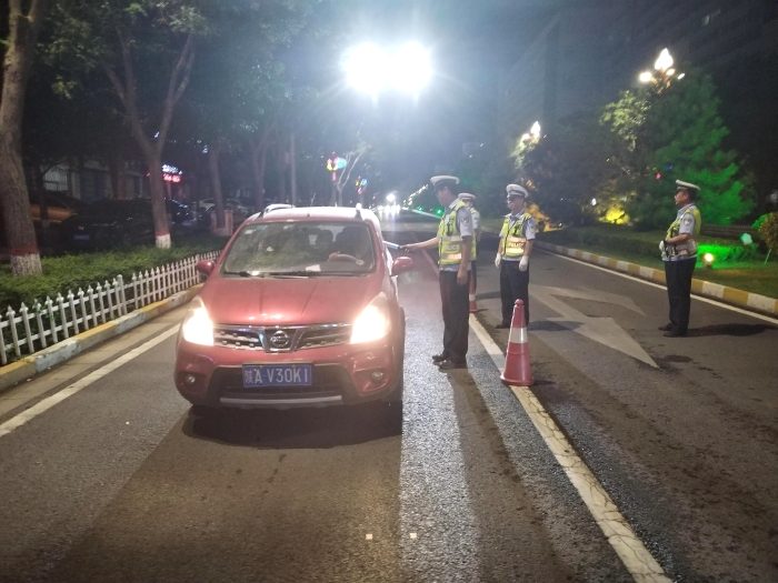 白水公安交警持續開展夜查酒醉駕整治行動。