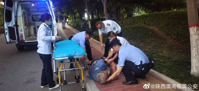 老人路邊倒地受傷，幸遇民警及時救助。