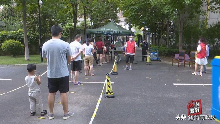 全市法院系統法官干警不畏風險，積極主動報名參加街道社區一線防控工作。