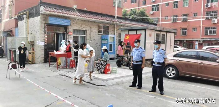 8月18日，韓城法院法警大隊10余干警自愿下沉到社區一線開展核酸采樣志愿服務工作。