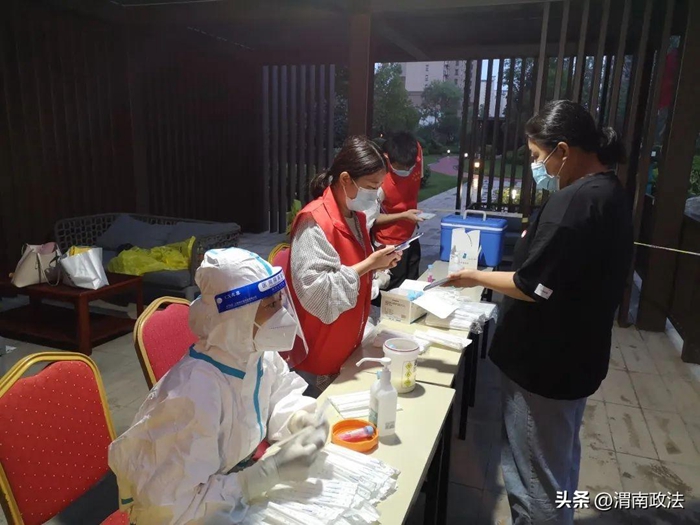 臨渭法院干警下沉一線，助力疫情防控。
