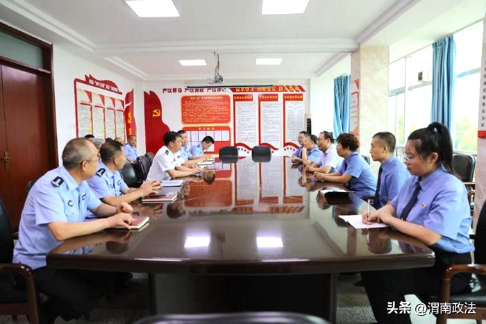 8月16日，渭南市臨渭區人民檢察院黨組書記、檢察長崔宏武深入駐渭南監獄檢察室調研刑事執行檢察工作。