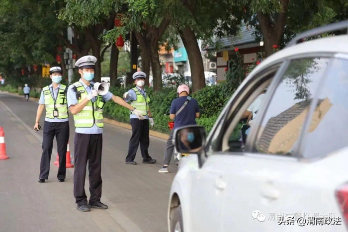 臨渭交警嚴防死守，應查盡查，為百萬百姓把好安全關，守好安全門。
