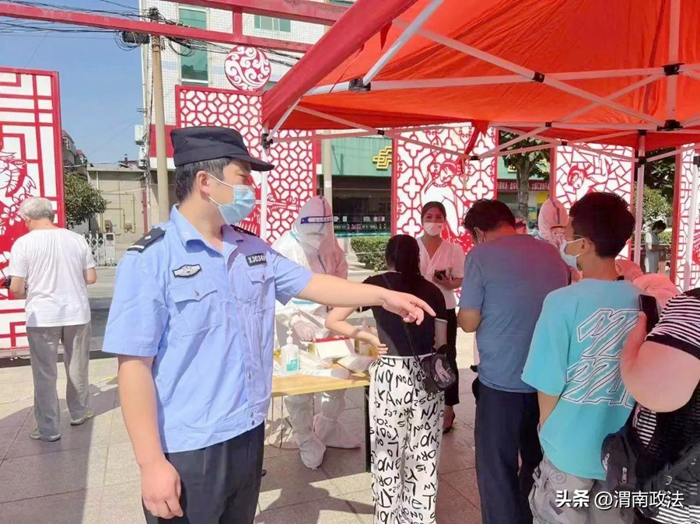 潼關公安全力投入到疫情防控的工作中，為疫情防控筑起最強“防護墻”。