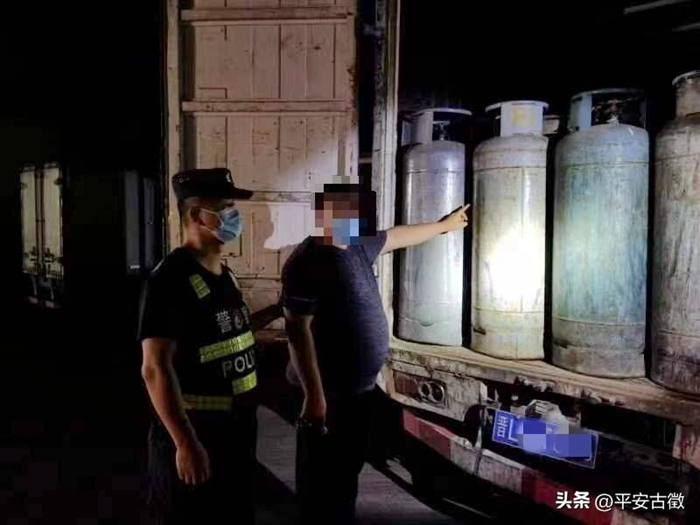 韓城巡特警大隊民輔警查獲2起非法運輸危險品（液化氣）案件。