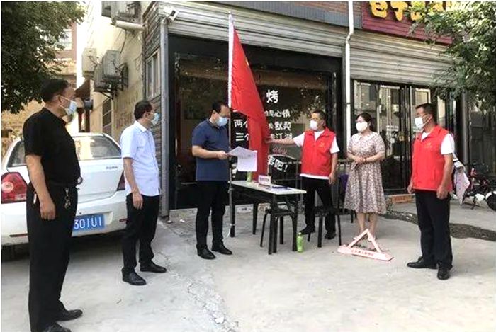 富平法院黨員志愿者服務隊協助開展疫情防控工作。