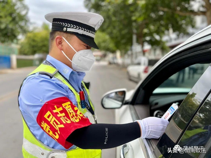 蒲城縣公安局組織黨員干部下沉包聯小區，助力社區開展疫情防控工作。