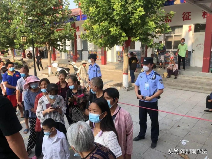 合陽公安全力護航核酸檢測平穩有序。