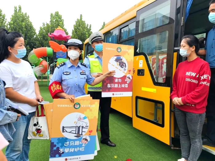 大荔縣公安局交通管理大隊為轄區110所幼兒園177輛校車開展集中“體檢”。