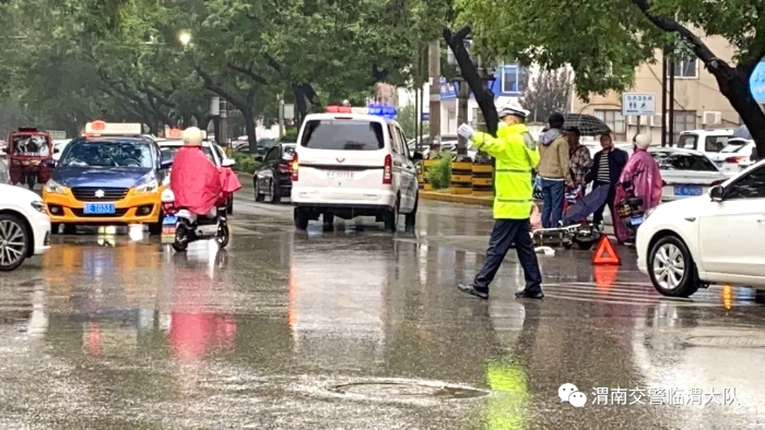 臨渭交警加強路口疏導指揮，加大巡邏管控力度，確保雨天轄區道路安全暢通。