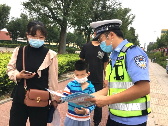 開學季，白水公安交警宣傳交通安全知識。