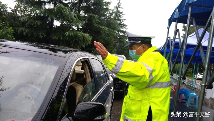 富平交警加強雨天交通疏導保安保暢。