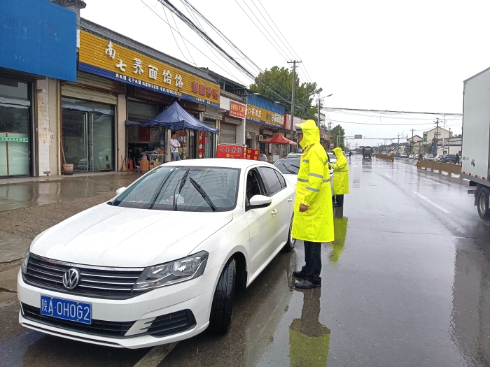 大荔交警雨中執勤護平安。