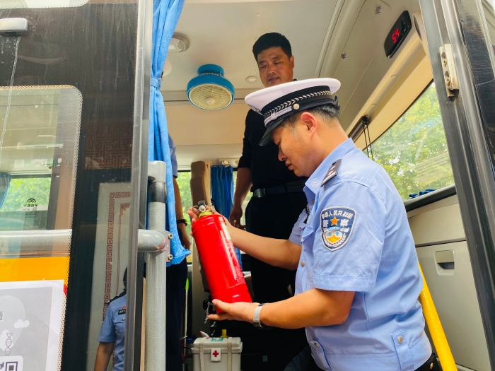韓城市公安局交警大隊聯合多部門開展秋季開學前校車安全大檢查。