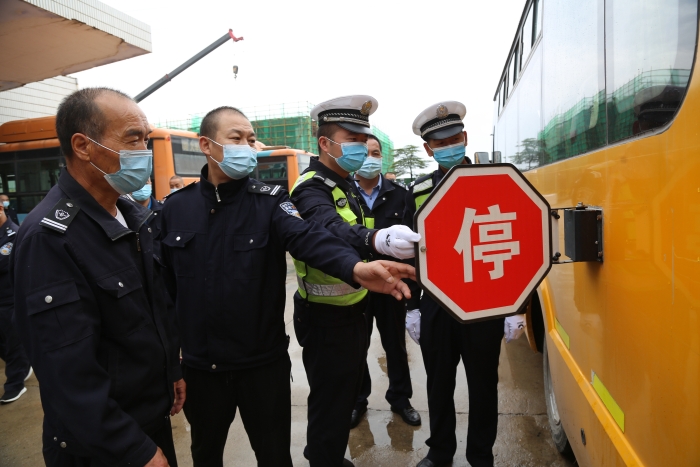 潼關交警狠抓轄區校車安全不放松。