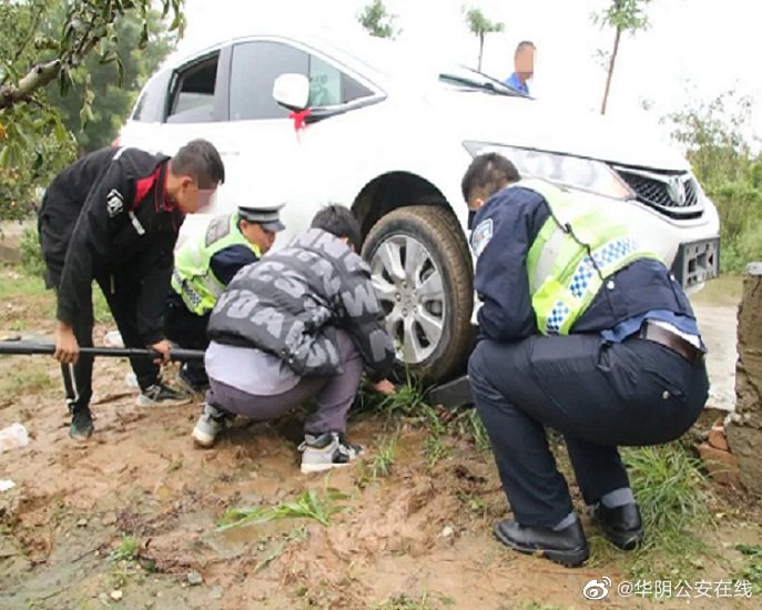 車輛不慎駛入邊溝，民警出手解煩憂。